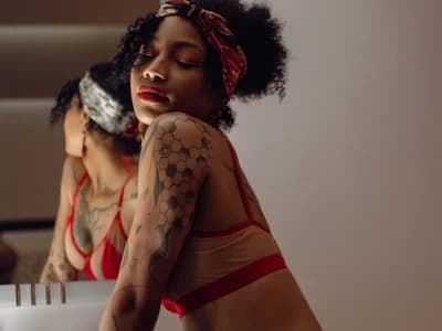 daiana_curly